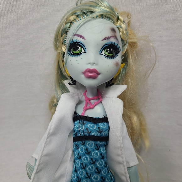 Monster High Lagoona Blue Mad Science Doll Mattel 2011 Has a dye mark on face - Picture 11 of 11